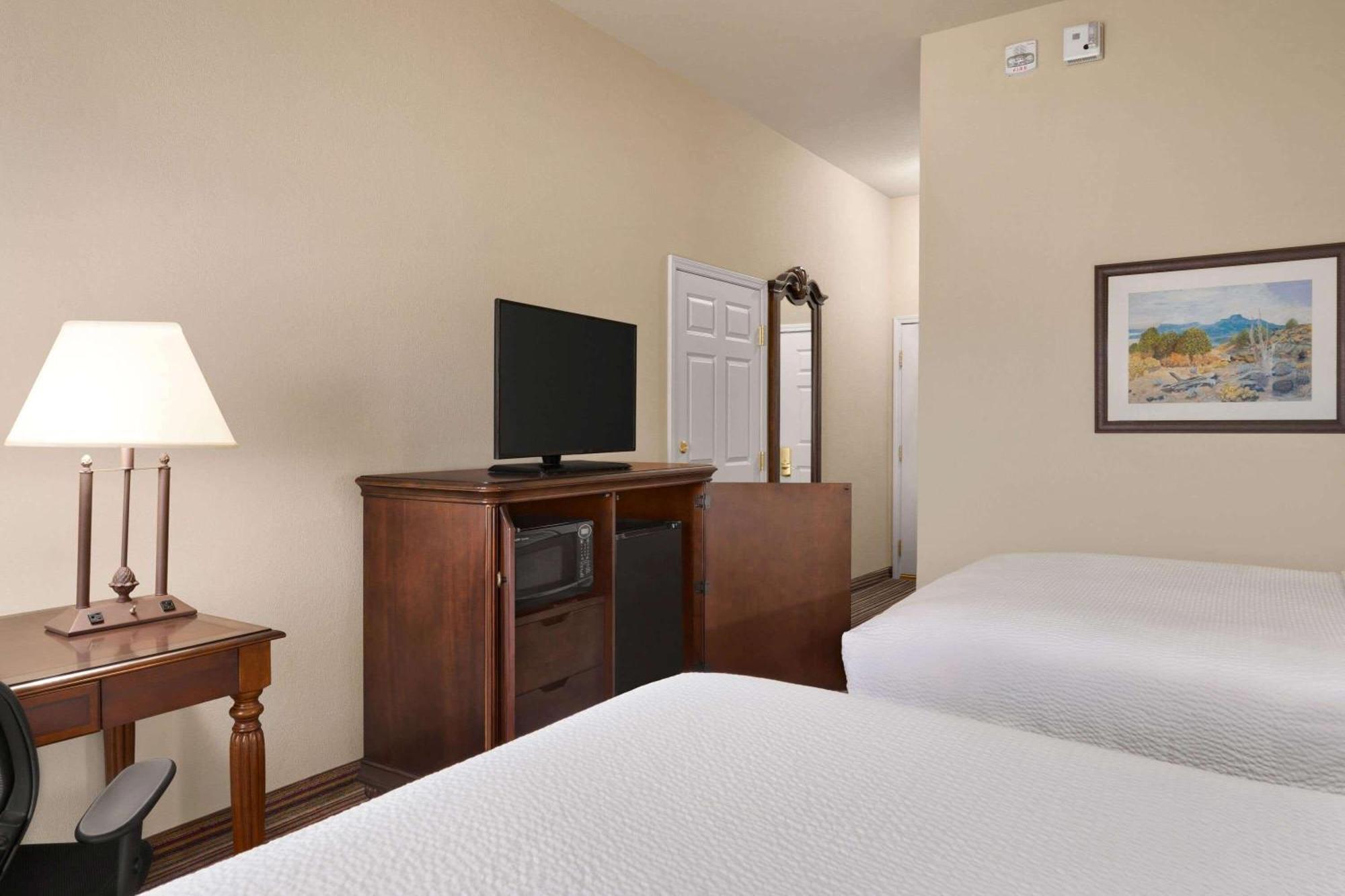 Queen Room with Two Queen Beds - Mobility Access,1282204498:JPEG